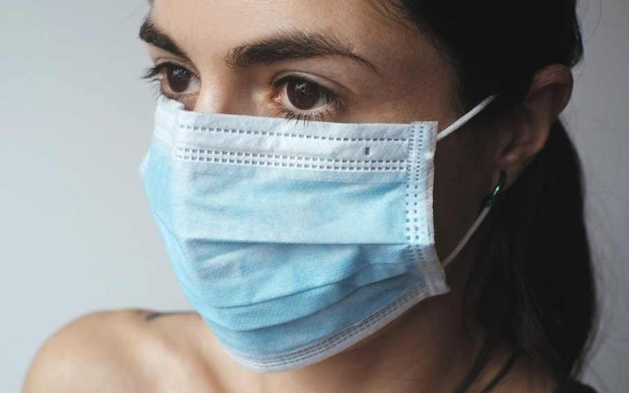 Fille avec le masque